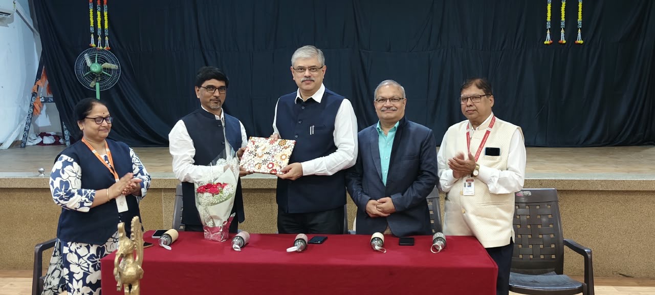 ‘फाइन्ड म्हणजे शोधा, फिक्स म्हणजे निश्चित करा, फाइट म्हणजे झुंजा आणि फिनिश म्हणजे पूर्ण करा,’ असा प्रभावी मंत्र त्यांनी युवा विद्यार्थ्यांना दिला.