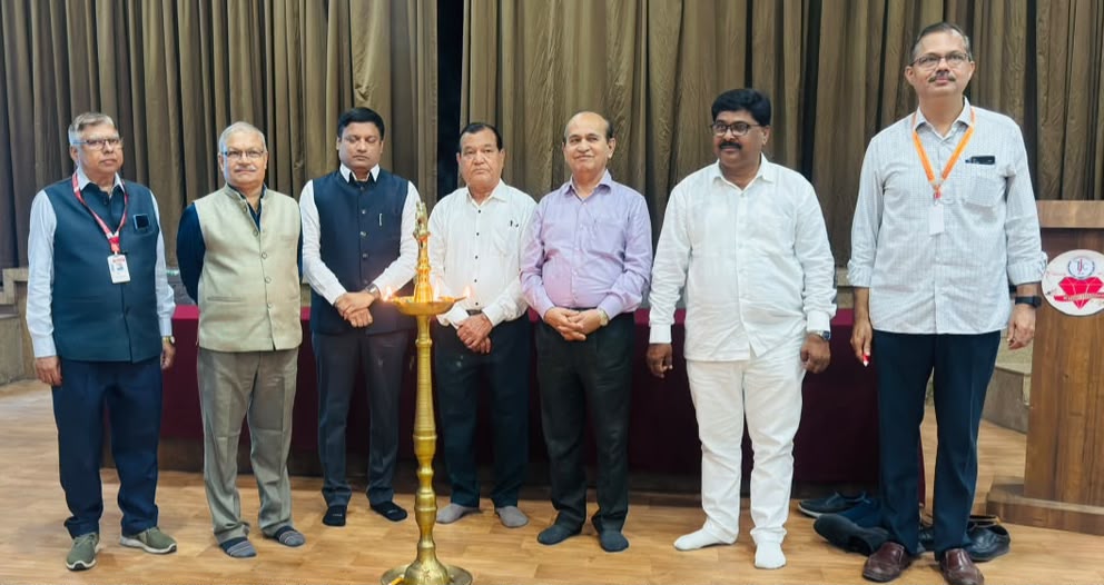 याप्रसंगी डावीकडून जे.डी नाईक, संजय चाकणे, आनंद छाजेड, रमेश अवस्थी, अजय सूर्यवंशी,आर एम गायकवाड आणि प्राजेंद्र लेले